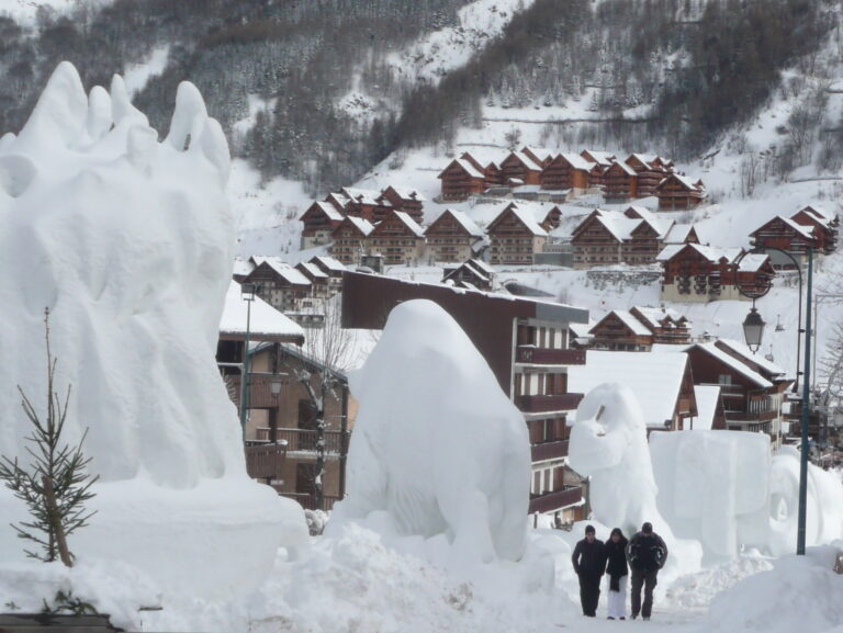 vue sur les chalets statue neige